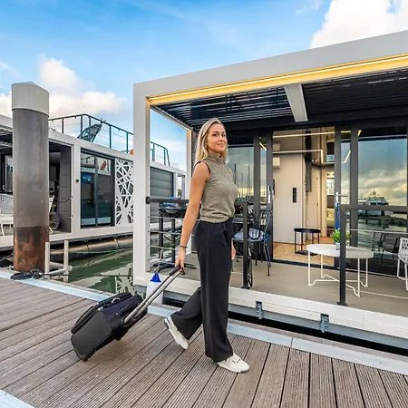 Botel The Homeboat Company Parque Nacoes-lisboa