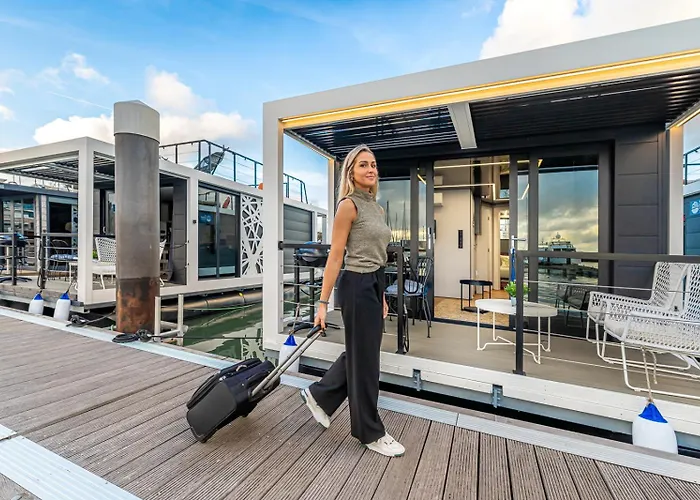 Botel The Homeboat Company Parque Nacoes-lisboa