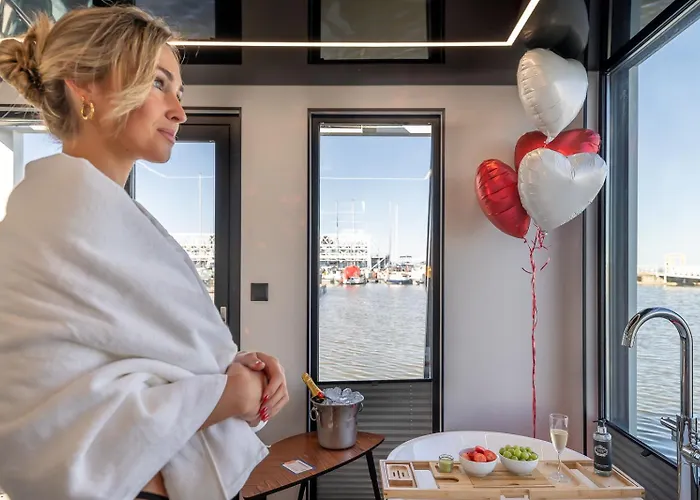 The Homeboat Company Parque Nacoes-lisboa Botel *